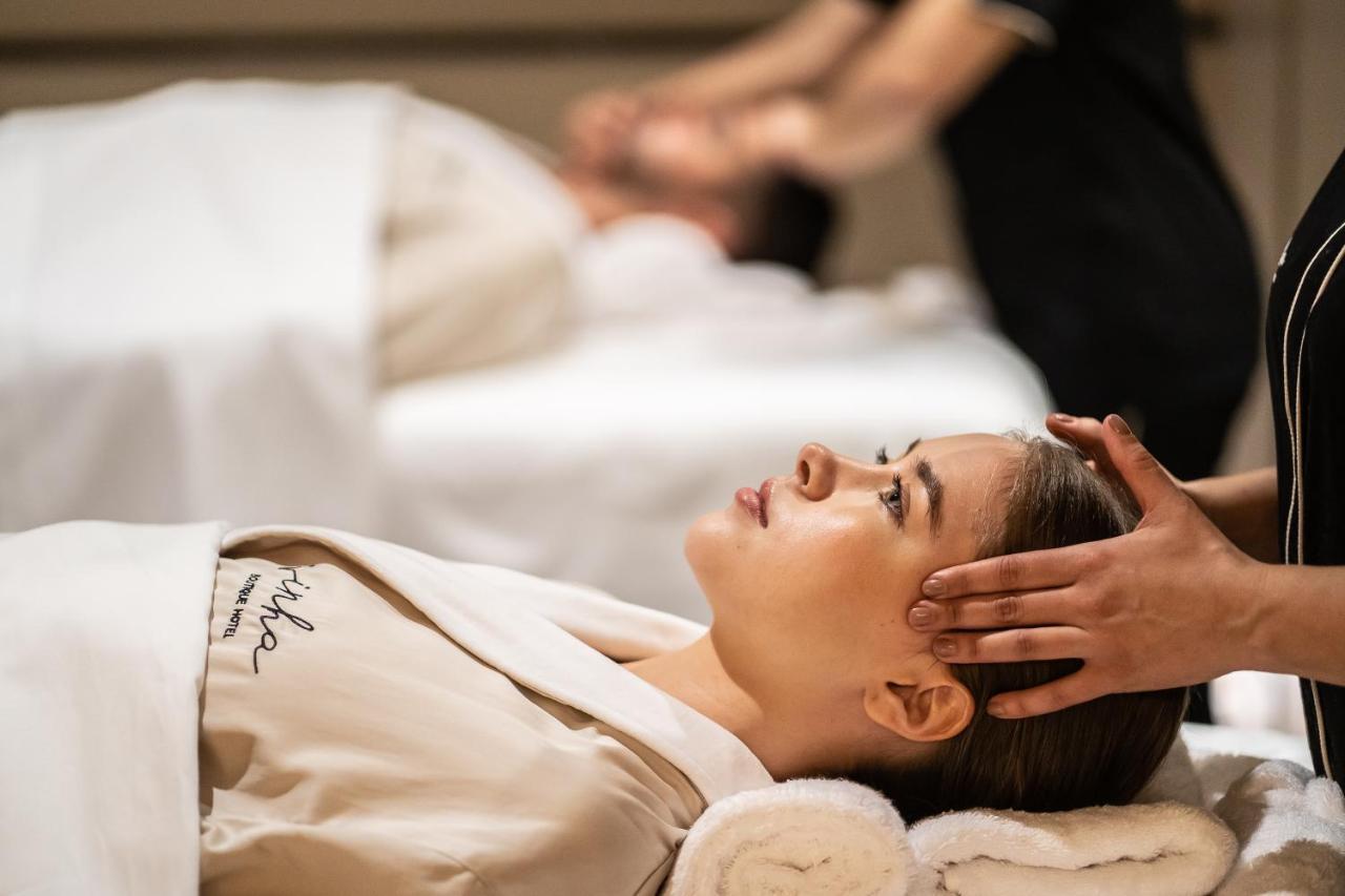 Vinha Boutique Hotel Vila Nova de Gaia Exterior foto A woman receiving a head massage